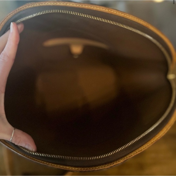 Authentic Louis Vuitton - Picture 7 of 10